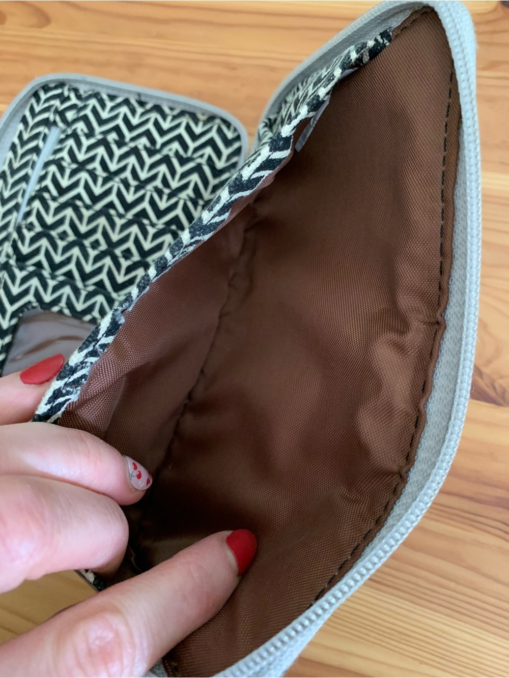 Kavu Chevron Zip Wallet - Picture 5 of 10